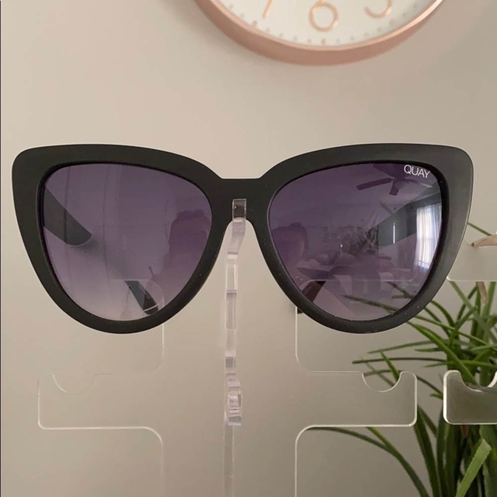 Matte Black “Stray Cat” Quay Sunglasses